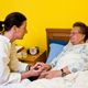 Fotolia 12007765 - Pfleger betreut alte Frau im Altersheim © Gina Sanders